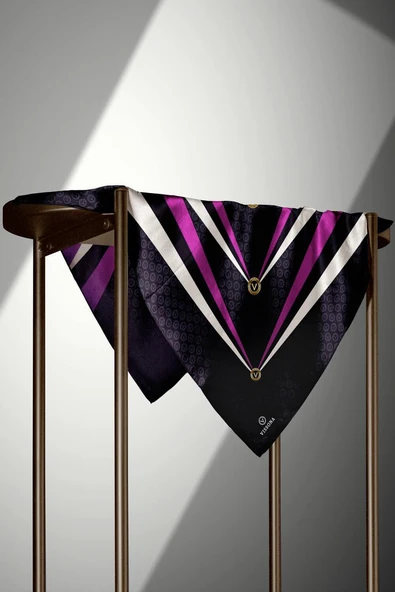 %100 Twill İpek Monogram Ve Geometrik Desenli Siyah - Mürdüm Renkli 90x90 Eşarp Dikim Şekli : El Dikişi - Resim 4