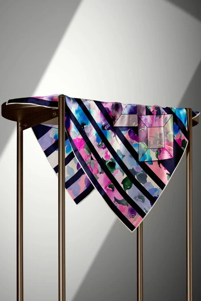 %100 Twill İpek Bahar Çiçekleri Desenli Lacivert - Fuşya Renkli 90x90 Eşarp Kenar Dikiş Şekli El Dikişli - Resim 4