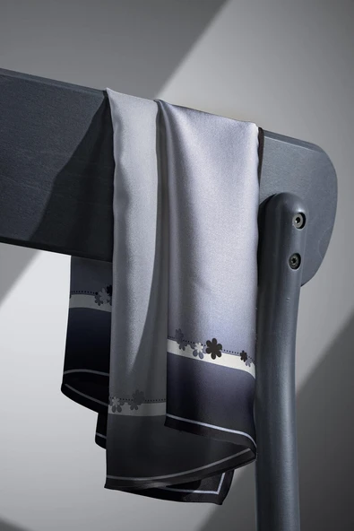 %100 Twill İpek Kenar Motifi Çiçek Desenli Gri - Gümüş Renkli 90x90 Eşarp Dikim Şekli : El Dikişi - Resim 3