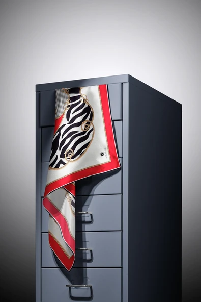 %100 Twill İpek Zincirli Ve Zebra Desenli Kırmızı - Siyah Renkli 90x90 Eşarp Dikim Şekli : El Dikişi - Resim 4