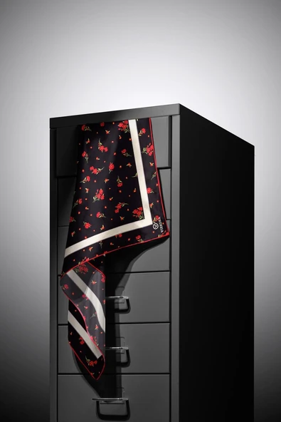 100% Twill İpek Bordürlü Çıtır Çiçek Desenli Siyah - Kırmızı Renkli 90x90 Dikim Şekli : El Dikişi Eşarp - Resim 4