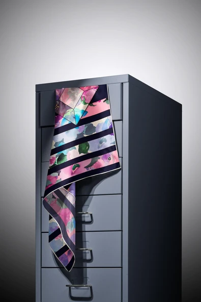 %100 Twill İpek Bahar Çiçekleri Desenli Lacivert - Fuşya Renkli 90x90 Eşarp Kenar Dikiş Şekli El Dikişli - Resim 3