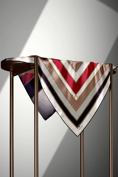 %100 Twill İpek Zincir Detaylı Geometrik Desenli Bordo - Bej Renkli 90x90 Eşarp Dikim Şekli : El Dikişi - Resim 4