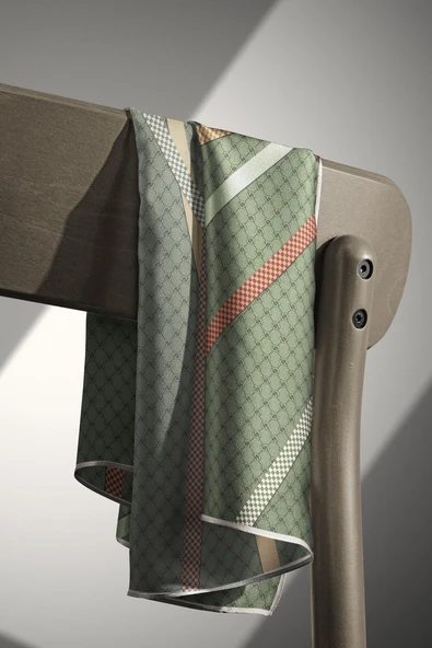 %100 Twill İpek Monogram Ve Şerit Desenli Haki - Taba Renkli 90x90 Eşarp Dikim Şekli : El Dikişi - Resim 3