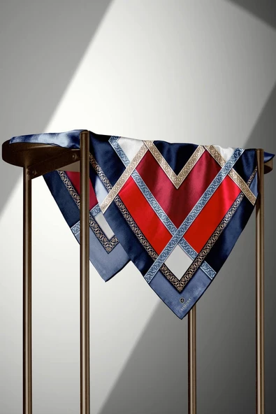 %100 Twill İpek Geometrik Desenli Lacivert - Kırmızı Renkli 90x90 Eşarp Dikim Şekli : El Dikişi - Resim 4
