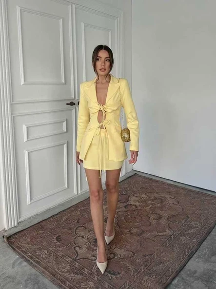 Kısa Kruvaze Ceket ve İnce Askılı Fırfırlı Mini Elbise Takımı - Resim 8