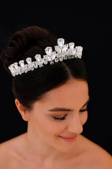 SimgeAksesuar Kristal taşlı şık ve zarif gelin tacı ve saç aksesuarı - Resim 3