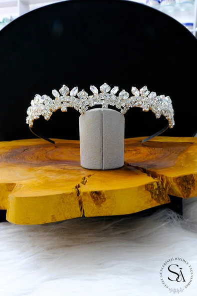 SimgeAksesuar Kristal Taşlı Gelin Tacı ürün görseli 1
