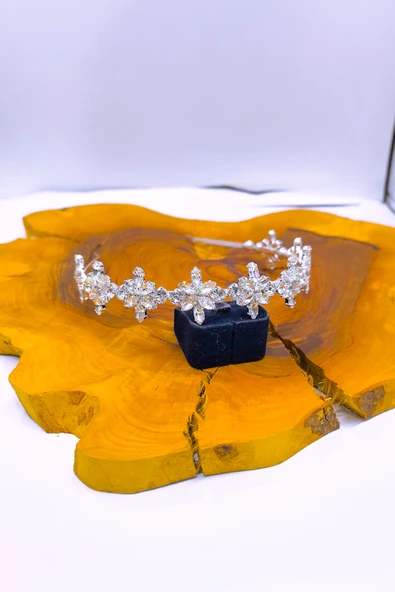 SimgeAksesuar Kristal Taşlı Şık Ve Zarif Nişan Ve Düğün Gelin Tacı ürün görseli 1