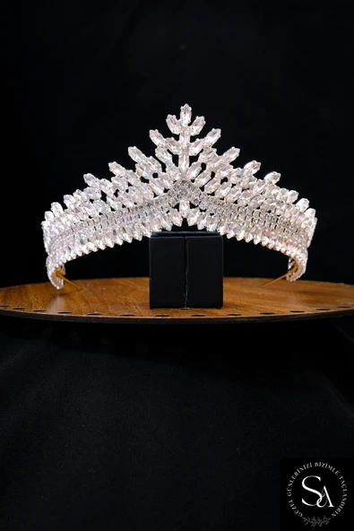 SimgeAksesuar Kristal taşlı şık ve zarif gelin tacı ve saç aksesuarı ürün görseli 1