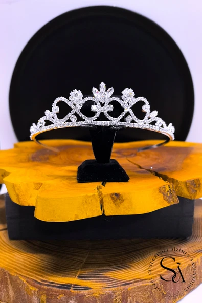 SimgeAksesuar Kristal taşlı şık ve zarif gelin tacı ürün görseli 1