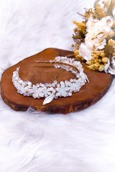 SimgeAksesuar Tamamen El Yapımı Kristal Taşlı Şık Ve Zarif Düğün Ve Nişan Gelin Tacı Ve Saç Aksesuarı - Resim 2