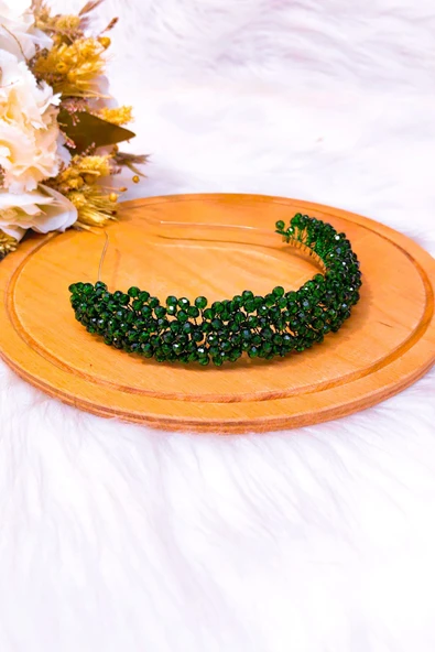 SimgeAksesuar Tamamen El Yapımı Zümrüt Yeşil Renkli Kristal Taşlı Şık ve Zarif Nişan ve Kına Tacı  Saç Aksesuarı ürün görseli 1