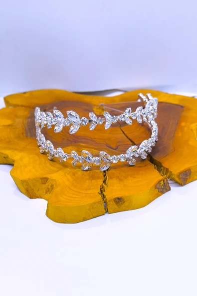 SimgeAksesuar Tamamen El Yapımı Kristal Taşlı Şık Ve Zarif Düğün Ve Nişan Gelin Tacı Ve Saç Aksesuarı ürün görseli 1