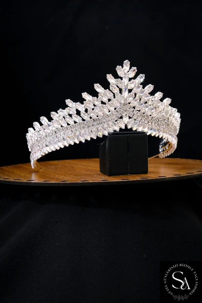 SimgeAksesuar Kristal taşlı şık ve zarif gelin tacı ve saç aksesuarı - Resim 2