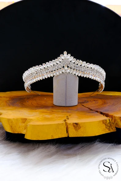 SimgeAksesuar Kristal taşlı şık ve zarif gelin tacı ürün görseli 1
