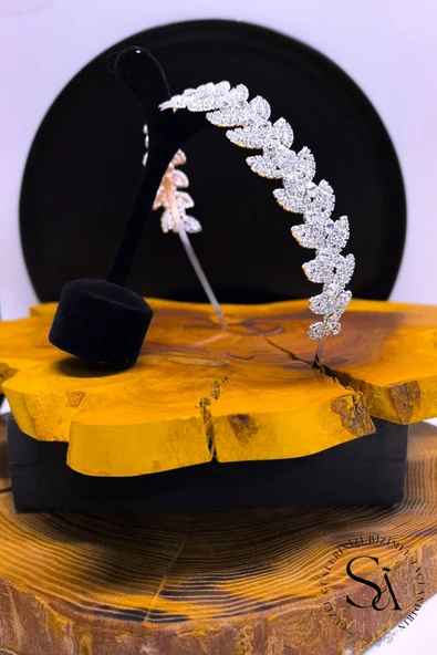 SimgeAksesuar Kristal taşlı şık ve zarif gelin tacı ve saç aksesuarı - Resim 3