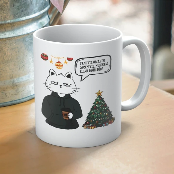 Yeni Yıl Umarım Geçen Yılın Devam Filmi Değildir Yazılı Yılbaşı Temalı  Hediyelik Kupa ürün görseli 1