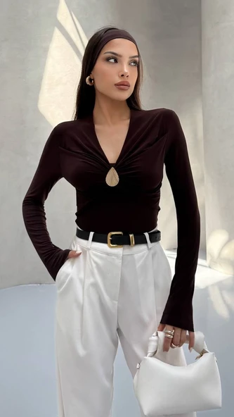 broş detaylı V yakalı büzgülü uzun kollu bluz. ürün görseli 1