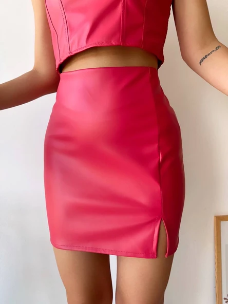 Tek yırtmaçlı arkadan fermuarlı deri etek fuşya ürün görseli 1