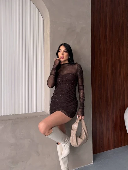 V Yaka Toka Detaylı Mini Elbise - Resim 5