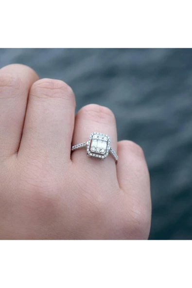 0.60 Ct Modern Tasarım Baget Kare Tektaş Yüzük 18K - 2