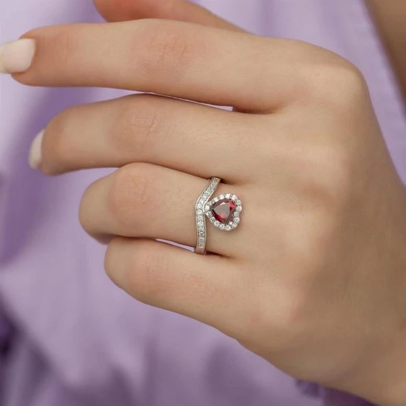 Kalp Motifli Kırmızı Zirkon Taşlı Tektaş Gümüş Bayan Yüzük - Resim 9