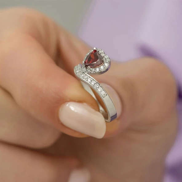 Kalp Motifli Kırmızı Zirkon Taşlı Tektaş Gümüş Bayan Yüzük - Resim 12