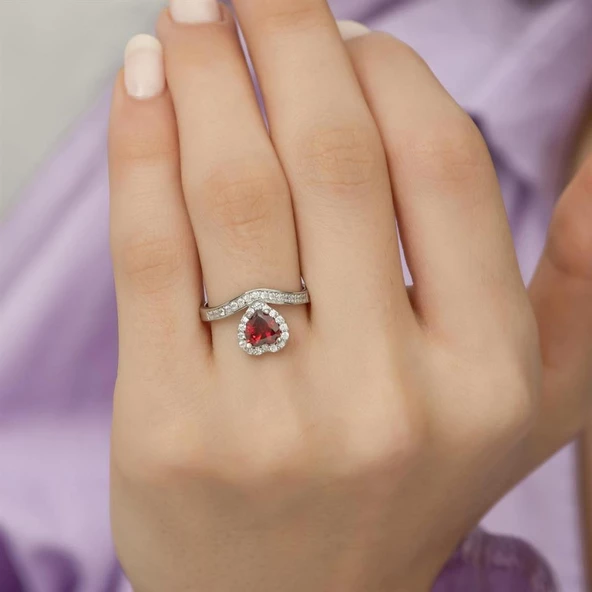 Kalp Motifli Kırmızı Zirkon Taşlı Tektaş Gümüş Bayan Yüzük - Resim 10