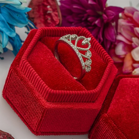 Sıra Taşlı Kraliçe Taç Motifli Tektaş Gümüş Bayan Yüzük ürün görseli 1