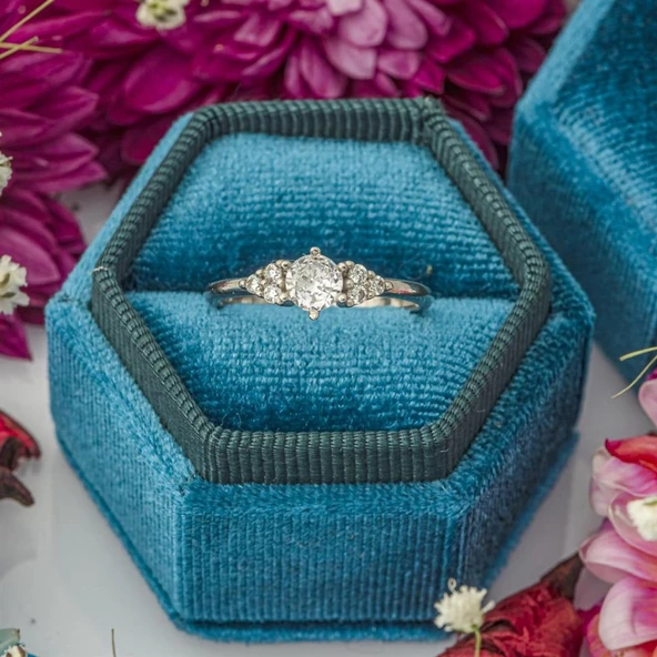 Zirkon Taşlı Tektaş Gümüş Bayan Yüzük ürün görseli 1