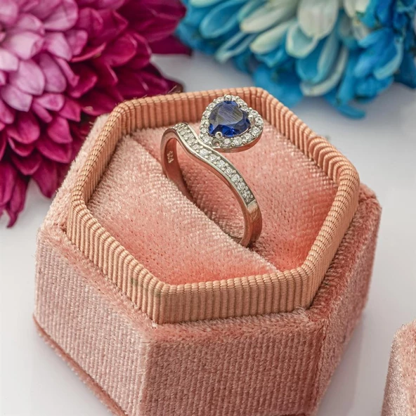 Kalp Motifli Mavi Zirkon Taşlı Tektaş Gümüş Bayan Yüzük ürün görseli 1