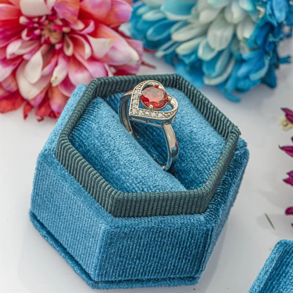 Kırmızı Zirkon Taşlı Kalp Motifli Tektaş Gümüş Bayan Yüzük ürün görseli 1