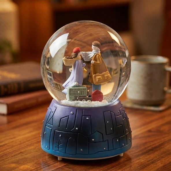 Pilli Işıklı Müzikli Kar Küresi–Valizli Sevgili Çift Figürlü Eğlenceli Masaüstü Biblo, LED Aydınlatmalı Dekoratif Hediyelik Kar Küresi (4915)