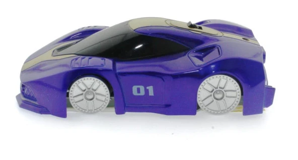 Duvarda Yürüyen Mavi Araba - 3