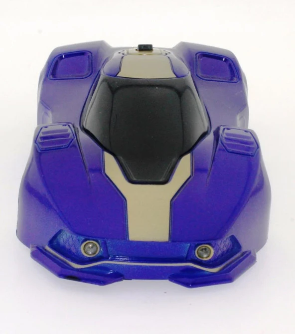 Duvarda Yürüyen Mavi Araba - 4