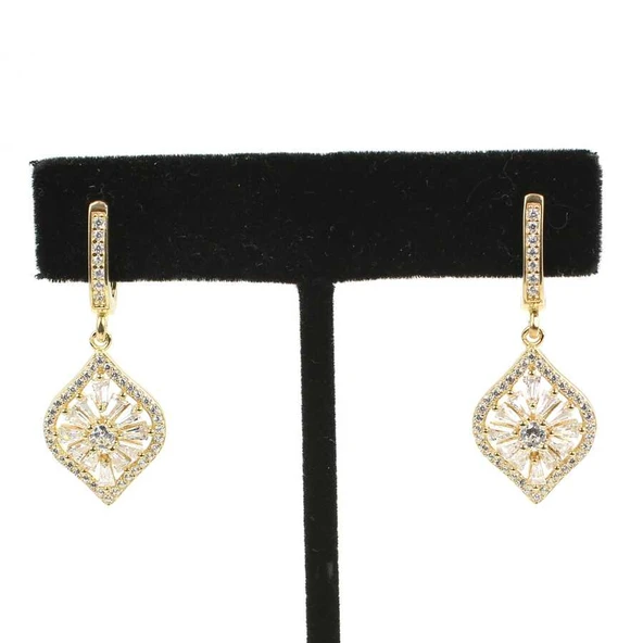 925 Ayar Gümüş Oval Model Zirkon Taşlı Küpe ürün görseli