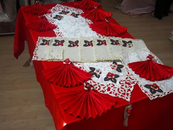 Finezza Afife Kadife Krem Kırmızı Sofra Takımı 8 kişilik  160x230cm 34 Prç.- 373