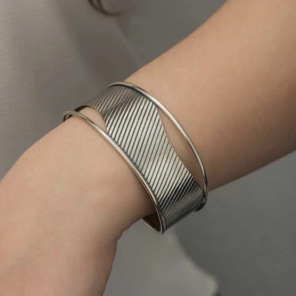 Gümüş Eskitme Desenli Bayan Bilezik - Resim 6