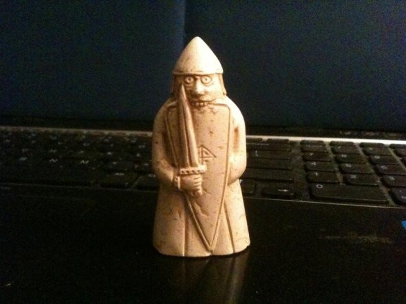 Lewis Chessmen - Berserker (Rook) Plastik Aparat