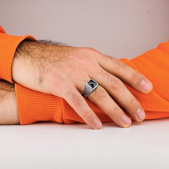 Siyah Zirkon Taşlı Piramit Desenli 925 Ayar Gümüş Yüzük - Resim 2