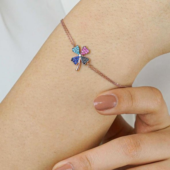 Dört Yapraklı Yonca Tasarımlı Kalp Detaylı Renkli Zirkon Taşlı 925 Ayar Gümüş Kadın Bileklik Rose ürün görseli