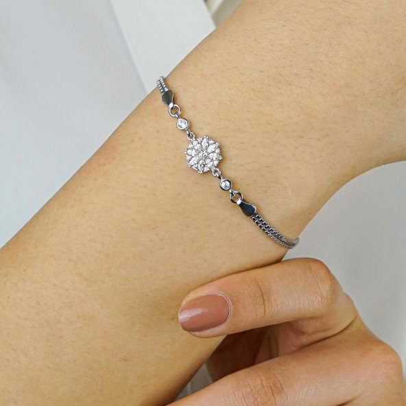 Beyaz Çiçek Tasarımlı 925 Ayar Gümüş Kadın Bileklik ürün görseli 1