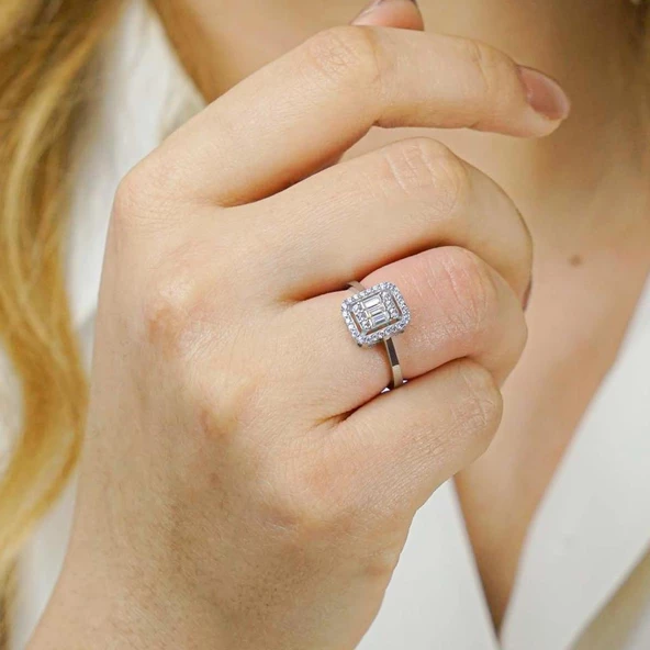 Baget Taşlı Pırlanta Montürlü 925 Ayar Gümüş Yüzük ürün görseli 1