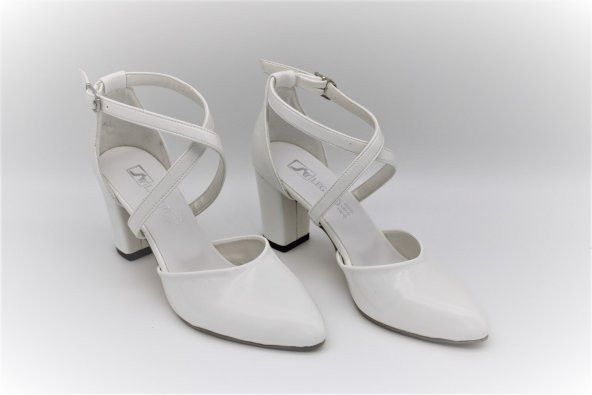 ÖNÜ KAPALI YANLARI AÇIK ÇAPRAZ BANT KADIN TOPUKLUAYAKKABI