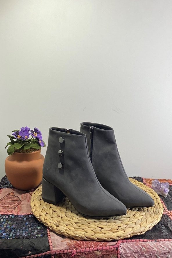 Düğme Detaylı Kadın Topuklu Bot - 5