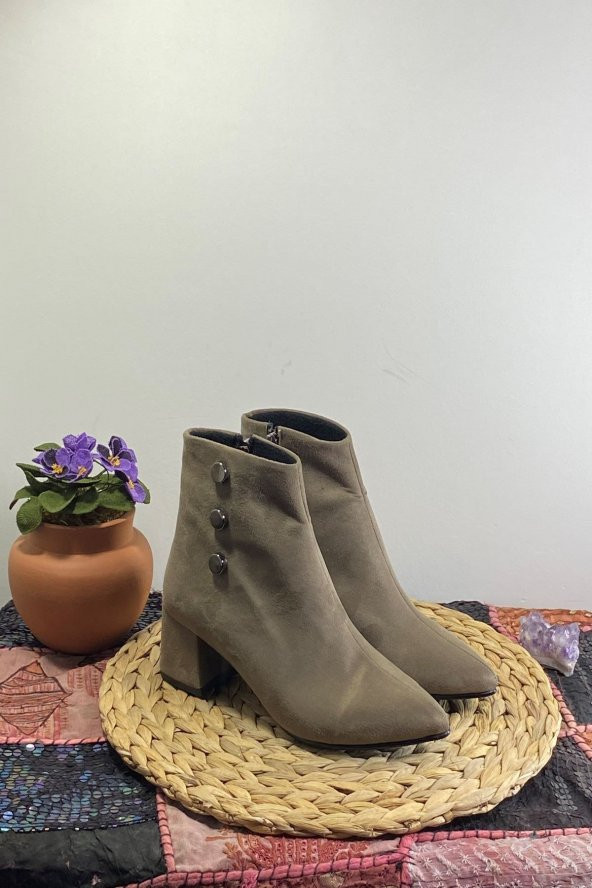 Düğme Detaylı Kadın Topuklu Bot - 7