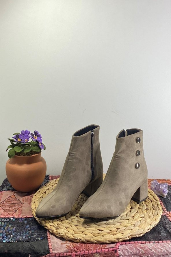 Düğme Detaylı Kadın Topuklu Bot - 8