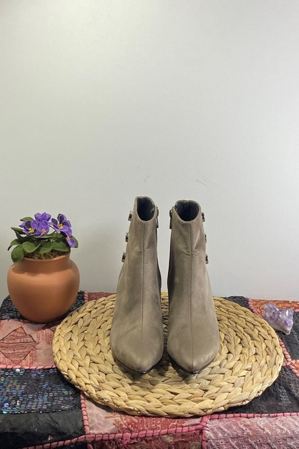 Düğme Detaylı Kadın Topuklu Bot - 9