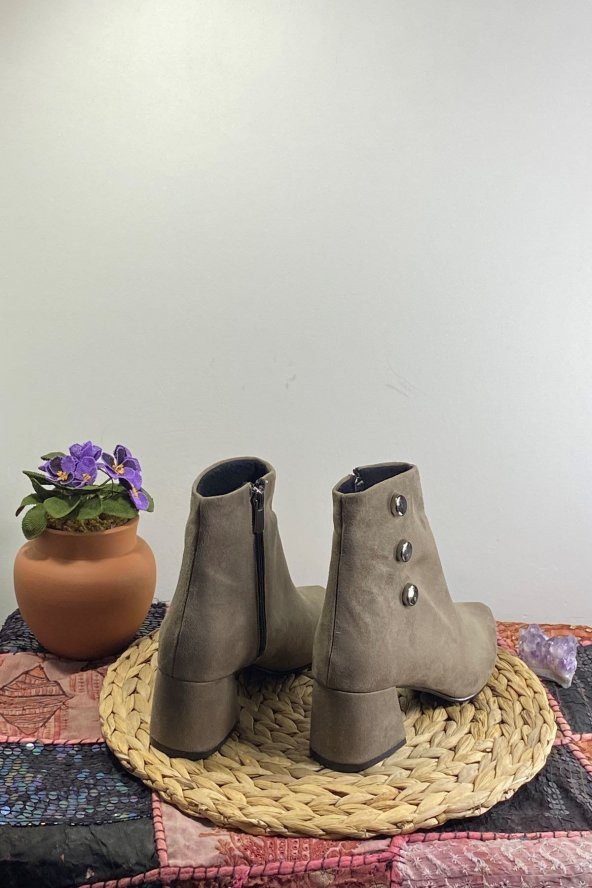 Düğme Detaylı Kadın Topuklu Bot - 10